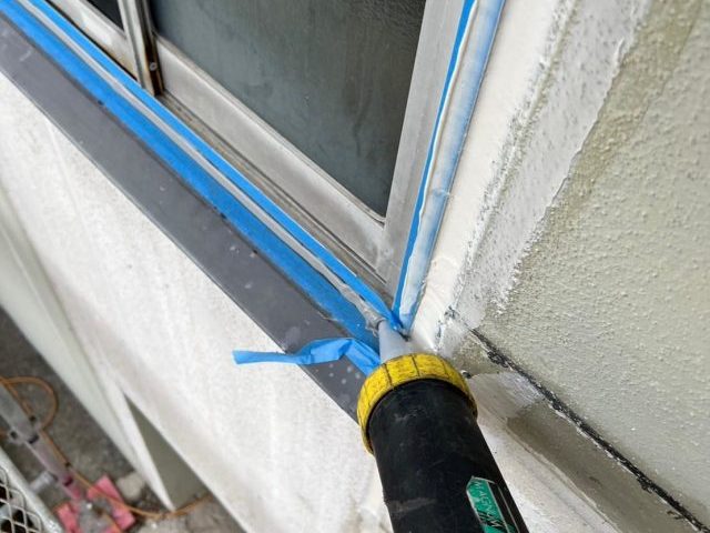 明石市でサッシ外周にシール打設中